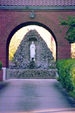 Grotto, Catholic Church, Lake Charles, LA (copyright: Laurie Snyder, 1999)